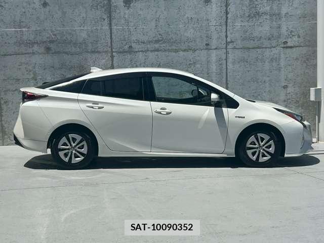 Toyota PRIUS 2016-01 8010342-1