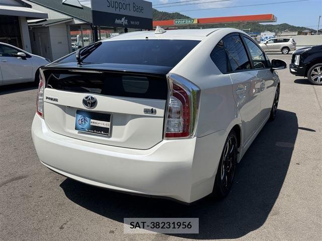 Toyota PRIUS 2013-02 8010876-1