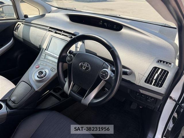 Toyota PRIUS 2013-02 8010876-17