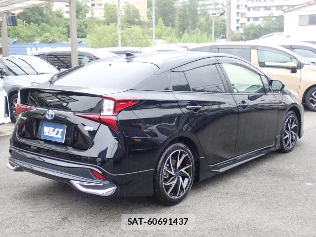 Toyota PRIUS 2021-11 8010898-17