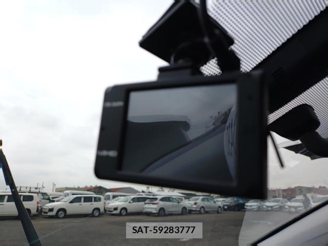 Toyota PRIUS 2017-07 8012095-16
