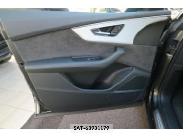 Audi Q8 2019-09 8010960-16