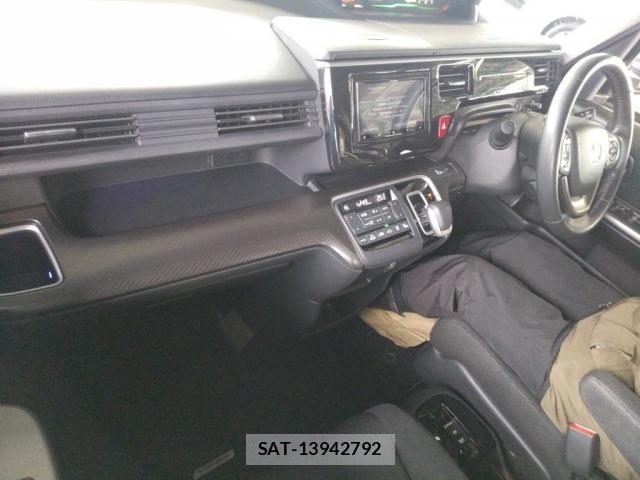 Honda e 2021-11 8007494-2