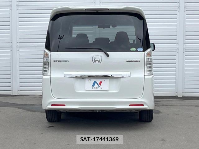 Honda e 2013-04 8007818-16