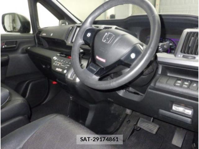 Honda e 2011-06 8008080-2