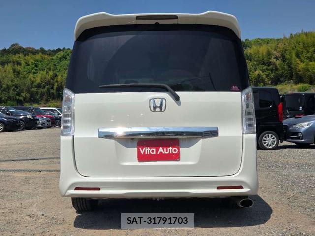 Honda e 2013-04 8008387-4