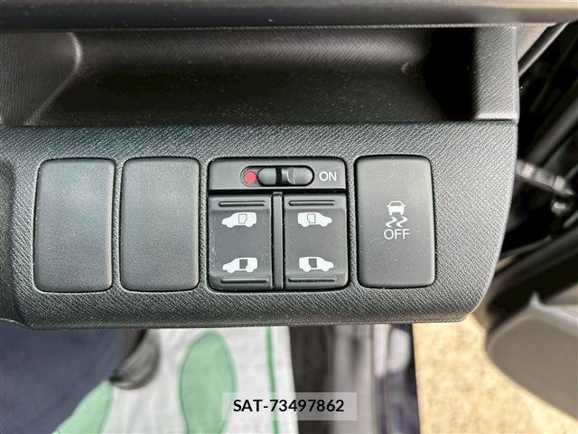 Honda e 2012-04 8009553-17