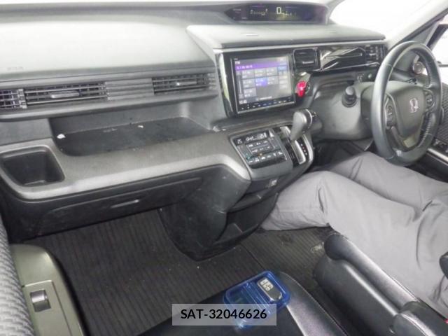 Honda e 2015-11 8010559-5