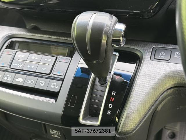 Honda e 2015-06 8012177-17