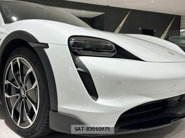 Porsche Taycan 2023-02 8010964-4
