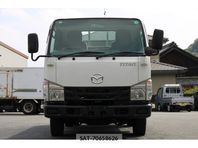Mazda TITAN 2017-02 8003156-1