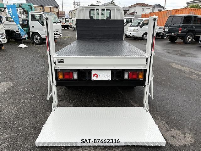 Mazda TITAN 2019-02 8010828-9