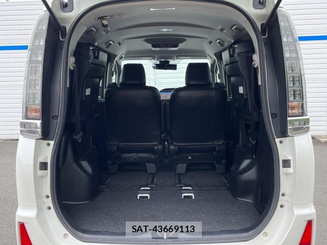 Toyota VOXY 2016-02 8003634-13