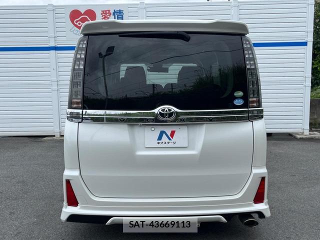 Toyota VOXY 2016-02 8003634-18