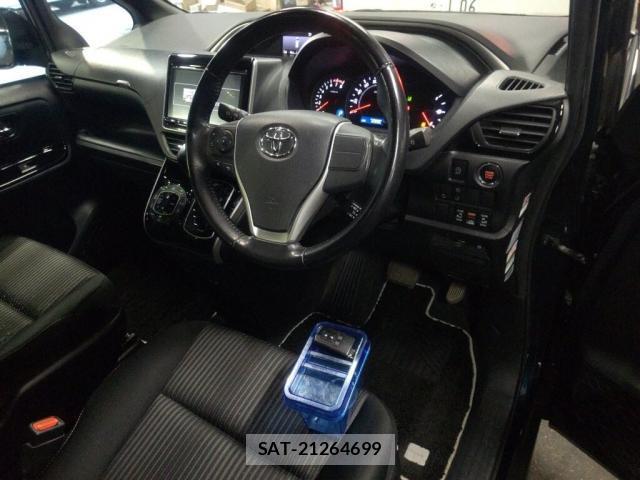 Toyota VOXY 2018-01 8003737-2