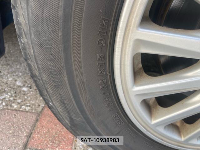 Toyota VOXY 2015-01 8005335-3