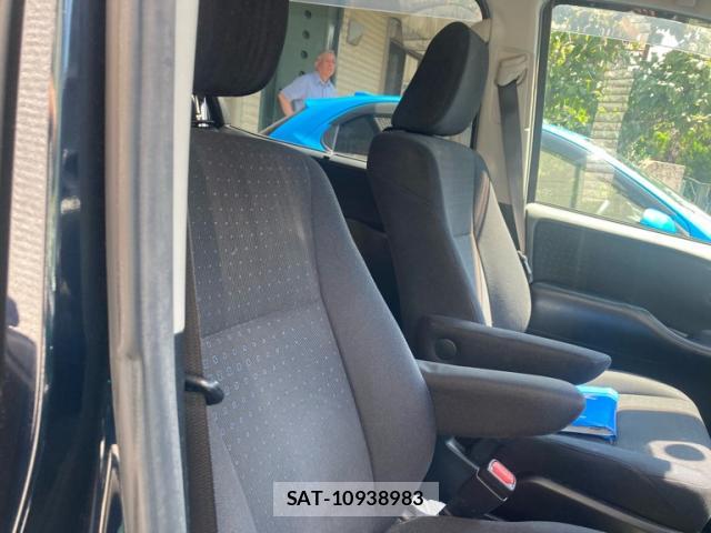 Toyota VOXY 2015-01 8005335-7