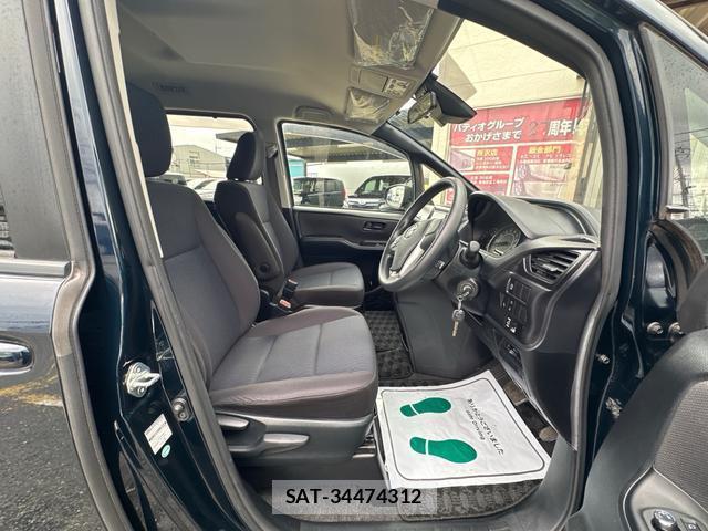 Toyota VOXY 2017-11 8006616-10