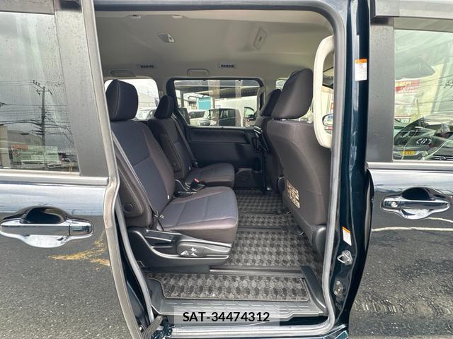 Toyota VOXY 2017-11 8006616-13