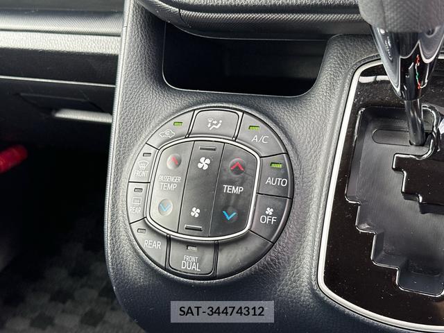 Toyota VOXY 2017-11 8006616-7