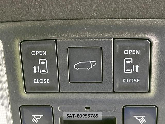 Toyota VOXY 2022-03 8007871-4