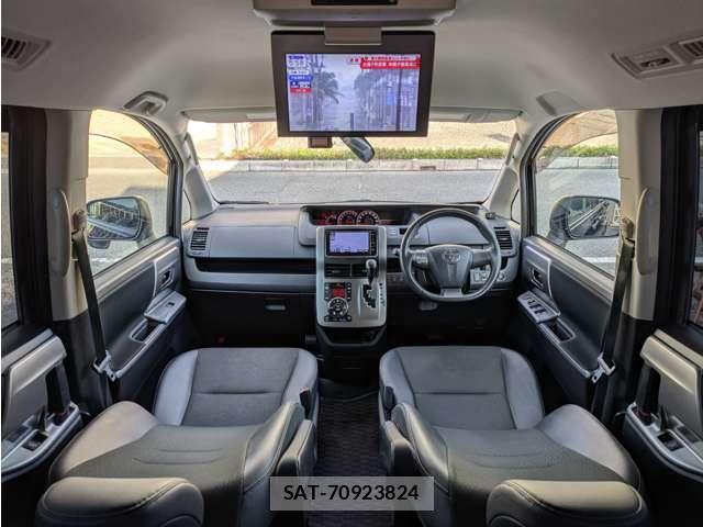 Toyota VOXY 2013-04 8007957-2