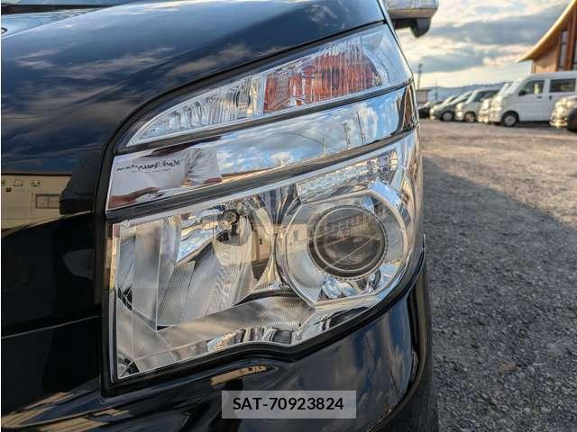 Toyota VOXY 2013-04 8007957-8