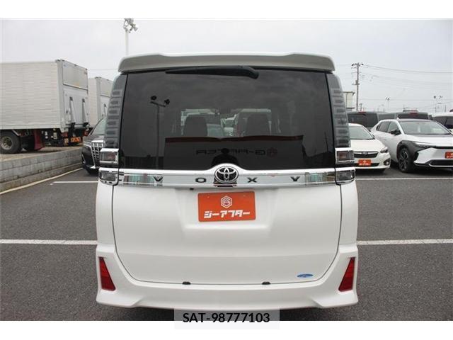 Toyota VOXY 2017-07 8008594-11