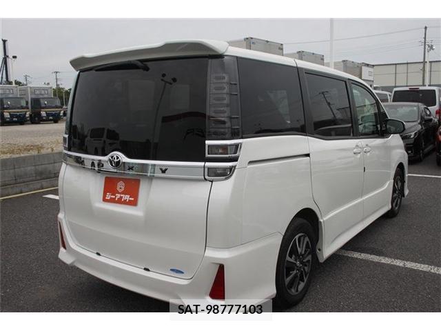 Toyota VOXY 2017-07 8008594-12