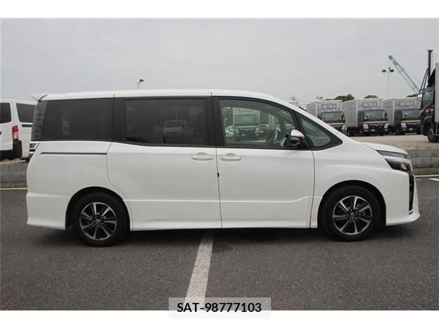 Toyota VOXY 2017-07 8008594-13