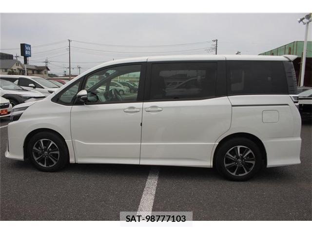 Toyota VOXY 2017-07 8008594-9