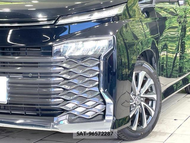 Toyota VOXY 2023-03 8010441-12