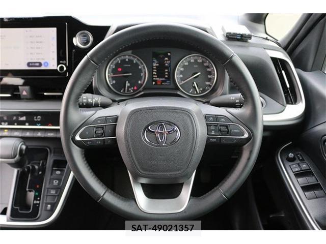 Toyota VOXY 2023-06 8010796-18