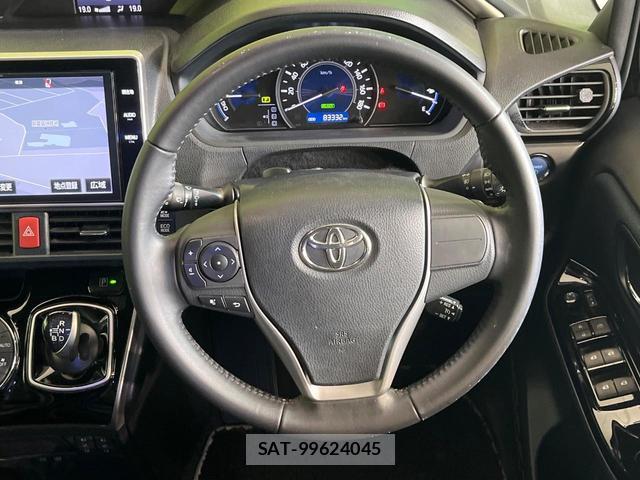 Toyota VOXY 2018-03 8011365-11