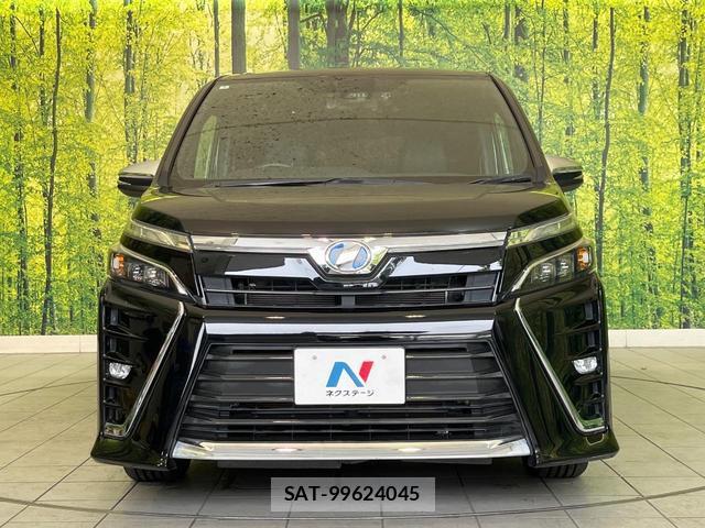 Toyota VOXY 2018-03 8011365-14