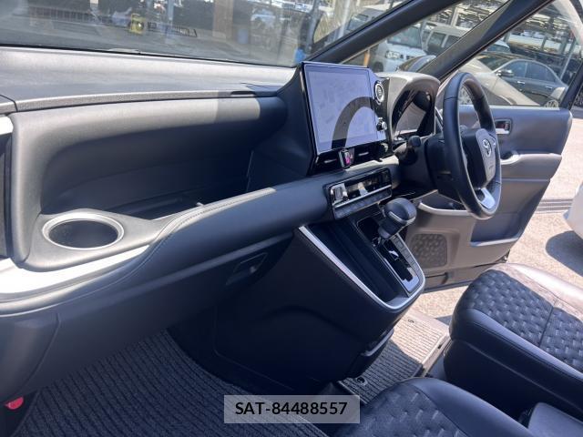 Toyota VOXY 2023-05 8011373-9
