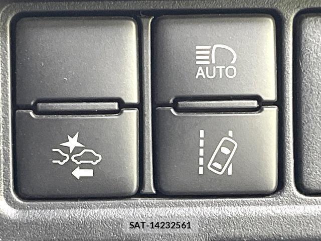 Toyota VOXY 2017-08 8011872-6