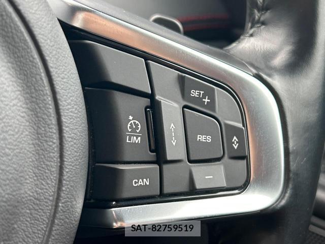 Jaguar XE 2017-03 8009580-11