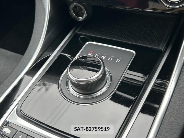 Jaguar XE 2017-03 8009580-13