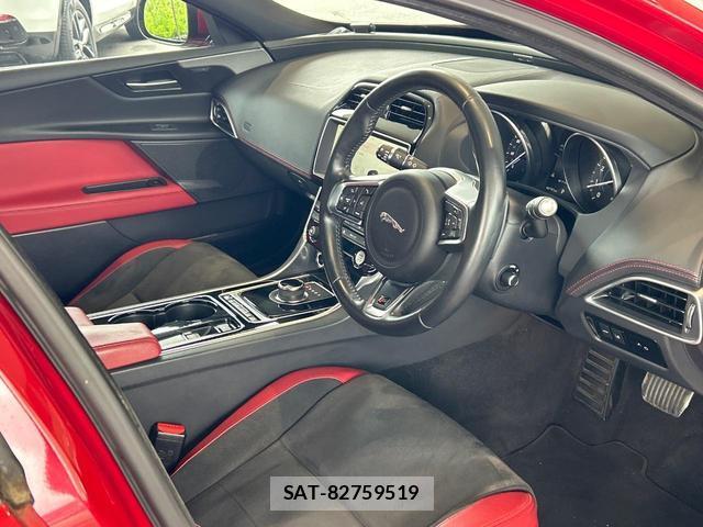 Jaguar XE 2017-03 8009580-17