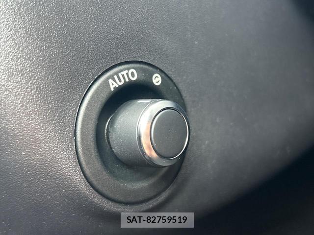 Jaguar XE 2017-03 8009580-7