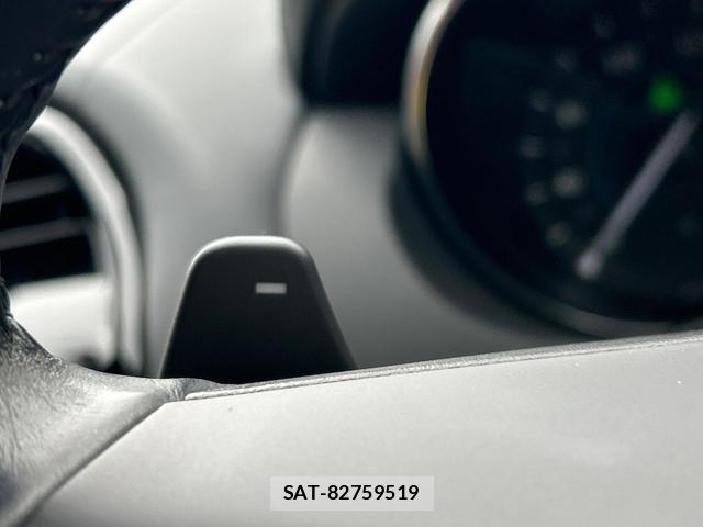 Jaguar XE 2017-03 8009580-9