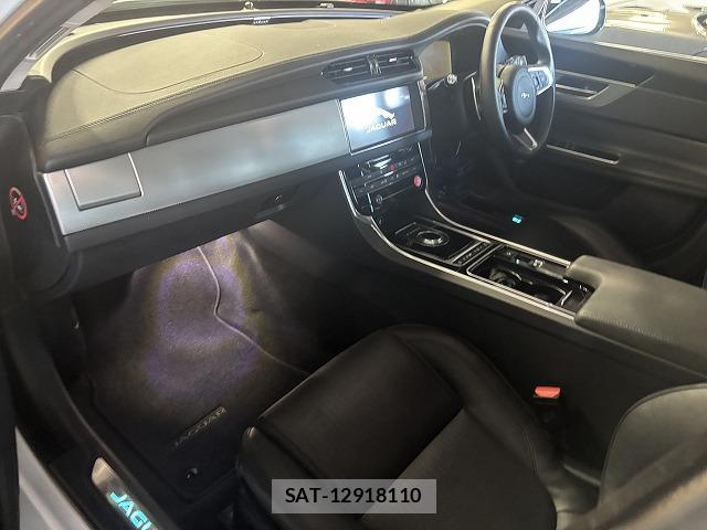 Jaguar XF 2018-03 8009773-1