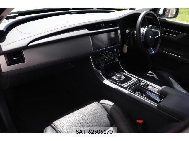 Jaguar XF 2019-06 8010709-2