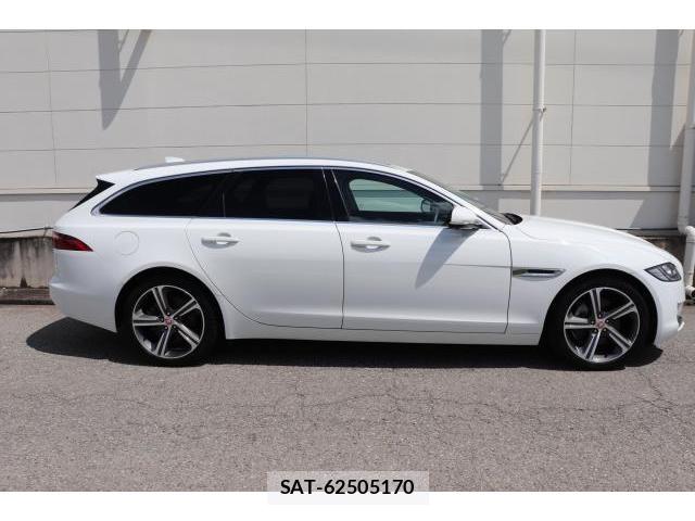 Jaguar XF 2019-06 8010709-3