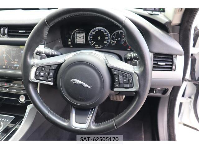 Jaguar XF 2019-06 8010709-7