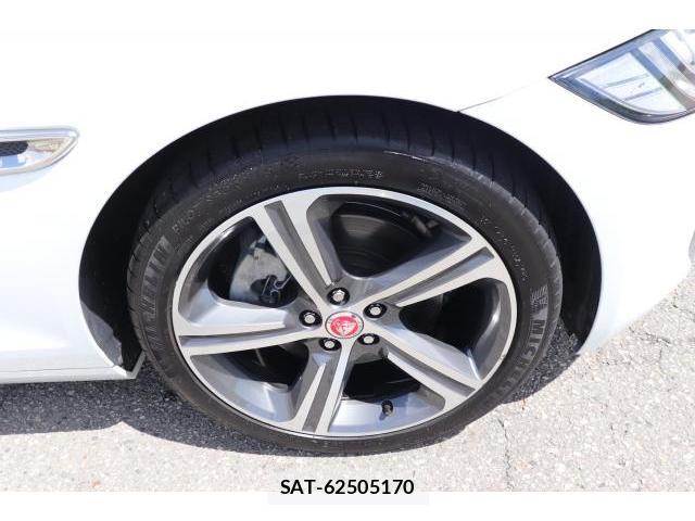 Jaguar XF 2019-06 8010709-8