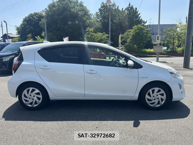 Toyota AQUA 2015-10 8053298-3