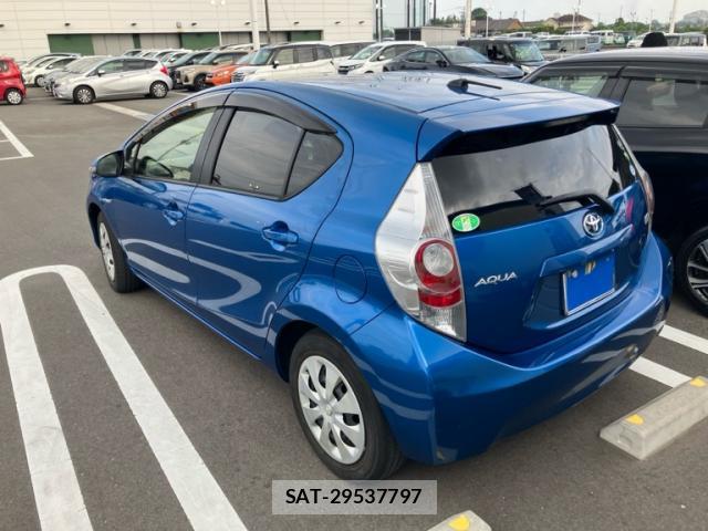 Toyota AQUA 2014-02 8053906-13