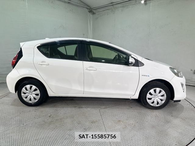 Toyota AQUA 2017-02 8055318-13